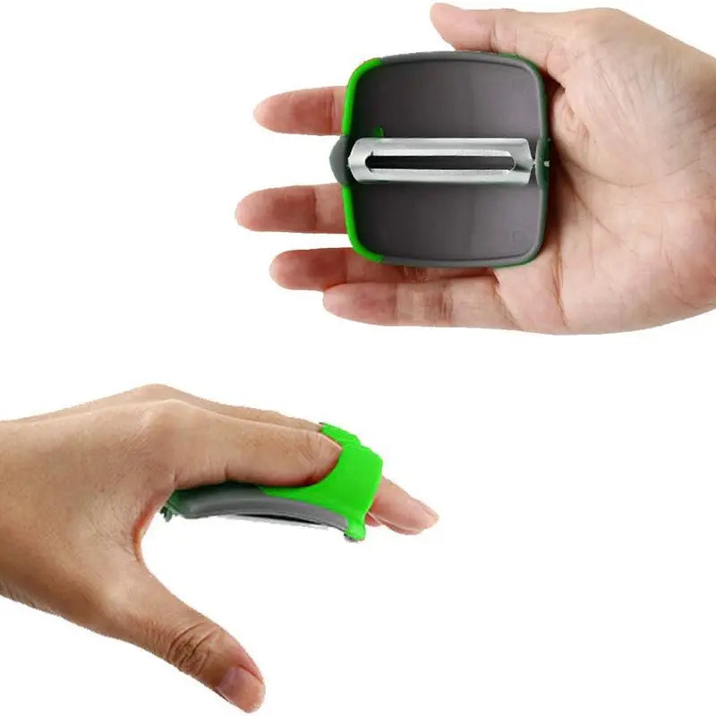 Palm Vegetable Peelers - Two-Piece Set — source image 4